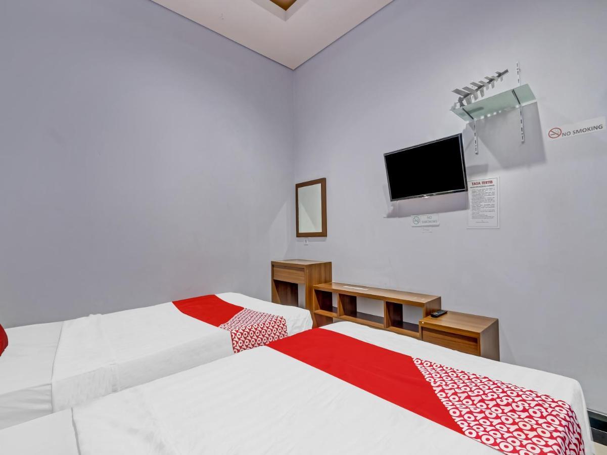 Oyo 90553 Arteri Guest House Semarang Exterior photo