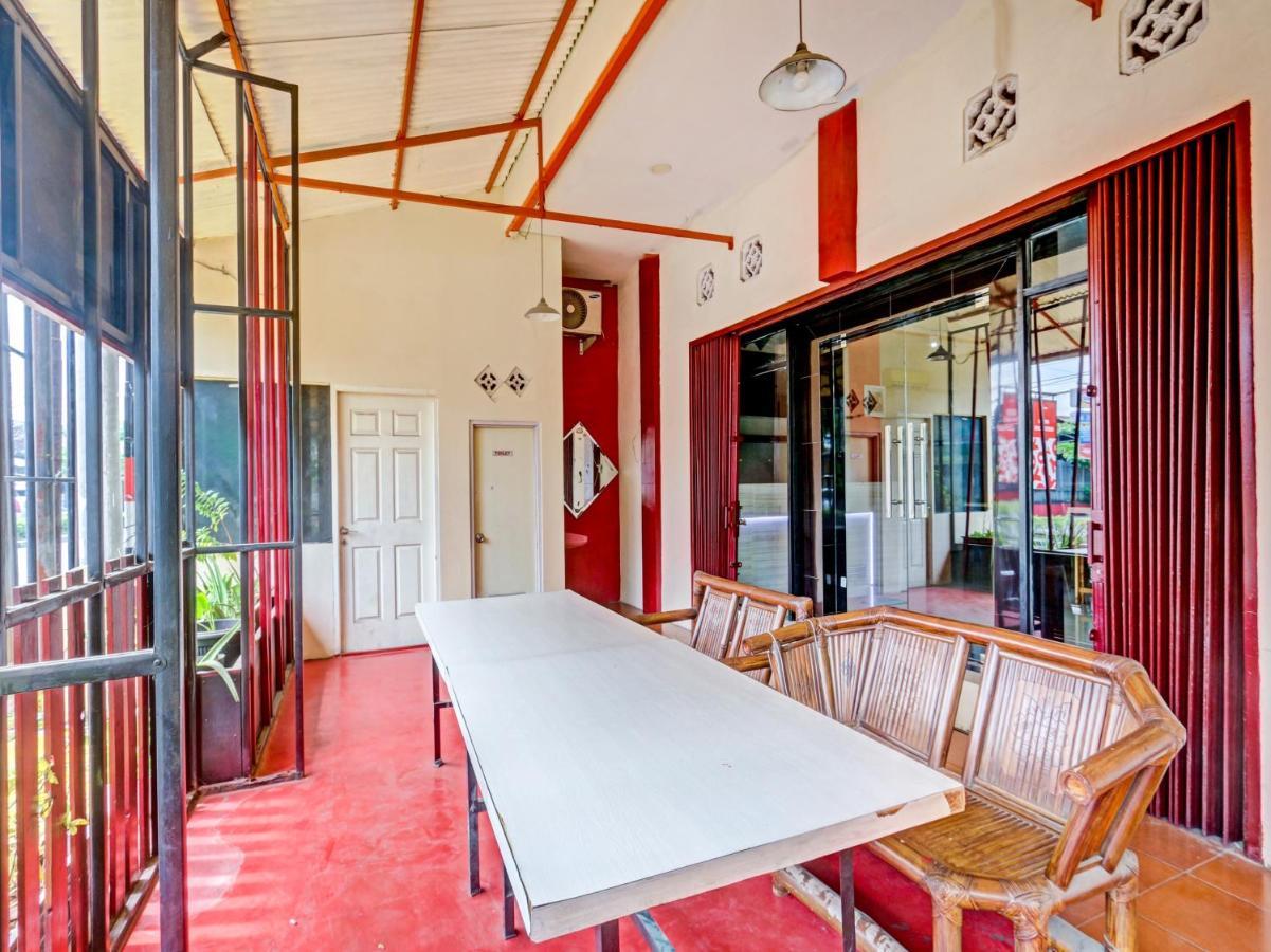 Oyo 90553 Arteri Guest House Semarang Exterior photo